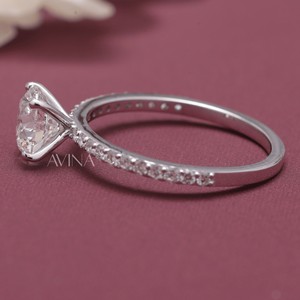 Bague de fiançailles solitaire en diamant rond certifié IGI avec bande pavée en or 18 carats - Product Image 3