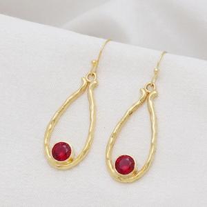 Pendientes de latón chapado en oro con rubíes, diseño moderno, forma de lágrima texturizada, para uso diario, con piedra preciosa rosa. - Product Image 2