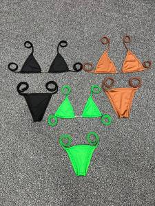 Ensemble de bikini personnalisé pour femme, couleur unie, extensible, 100 % polyester, soutien-gorge triangle, bas string, encolure halter, logo avant, vert, noir - Product Image 1