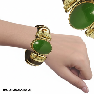 Bracelet jonc vintage de style victorien en or avec grande pierre ovale verte, bijou de déclaration - Product Image 3