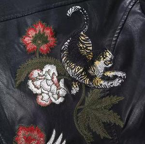Veste d'hiver décontractée pour homme en cuir de vache véritable noir, coupe-vent, avec broderie à la main motif tigre, grue et floral, col rabattable - Product Image 5