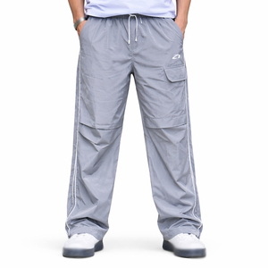 กางเกงแทร็คผ้าไนลอน 100% สำหรับผู้ชาย น้ำหนักเบา เอวยางยืด ทรงหลวม แต่งแถบข้าง ผลิตจำนวนมาก รับผลิตแบบ OEM และติดฉลากส่วนตัว - Product Image 1