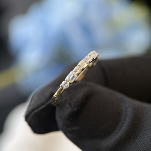 Anillo de Boda de Oro Blanco de 14K con Diamantes Cultivados en Laboratorio de Formas Mixtas, Corte Esmeralda y Diamantes Redondos, Certificado IGI, Apilable, para Aniversario - Product Image 3