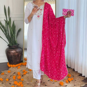 流行のデザイナーによるインド・パキスタン風ビスコース生地のサルワール・カミーズ、最新の限定レディースファンシー新作、パーティーや結婚式、カジュアルウェアに最適 - Product Image 1