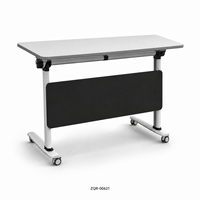 Table de formation mobile moderne avec panneau de discrétion noir, pieds en T blancs courbés et roulettes pour bureau et salle de conférence