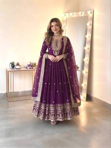 Robe Anarkali brodée violette pour femme, tenue traditionnelle indienne et pakistanaise, longueur ras du sol, coupe ample en polyester, idéale pour les mariages - Product Image 4