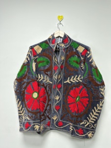 Chaqueta Acolchada Suzani de Terciopelo Ecológico Hecha a Mano para Mujer, Bordada con Flores, Estilo Boho Indio, Abrigo Regular Vintage de Algodón Transpirable - Product Image 6