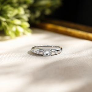 Anillo de Plata de Ley 925 con Engaste Empotrado, Bisel con Corte Esmeralda, Anillo de Boda con Diamante, Anillo de Compromiso Clásico con Moissanita para Mujer - Product Image 1
