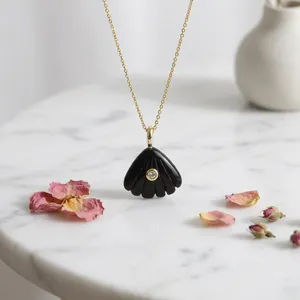 Collier pendentif en laiton plaqué or 18 carats anti-ternissement avec onyx noir et coquille de zirconium blanc pour femme, bijoux romantiques - Product Image 5