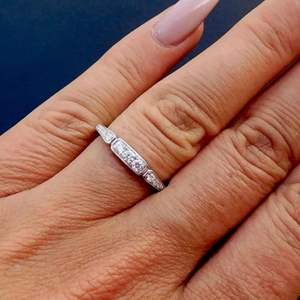 Anillo de Boda Vintage Art Deco con Diamantes y Moissanita, Anillo de Compromiso Apilable para Mujer en Oro Rosa - Product Image 1