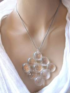 Collar con Colgante de Resina Teñida a Mano TCE, Joyería de Inspiración Natural, Regalo Minimalista de Moda para Mujer, Hecho por Artesanos - Product Image 3