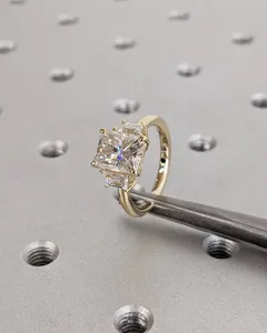 Anillo de Compromiso con Diamante Cultivado en Laboratorio de Corte Radiante en Oro Amarillo Sólido con Piedras Laterales en Forma de Baguette y Elegancia Atemporal, Ideal para Regalo - Product Image 3