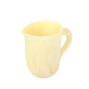 Carafe en résine de luxe de designer avec finition haut de gamme pour la décoration intérieure contemporaine, la restauration et le service de boissons - Product Image 1