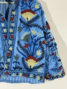 Veste Suzani en velours bleu ciel • Manteau brodé fait main • Vêtement d'extérieur en velours à motifs floraux bohèmes • Tenue de festival - Product Image 3