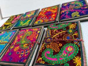 Cuaderno de Tapa Dura con Tela Bordada a Mano, 100 Hojas, Bordado Floral Vibrante y Artesanía, Regalo - Product Image 4