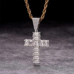 Elegante Colgante Religioso con Incrustaciones de Moissanita, Colgante de Cruz Cristiana de Plata 925 con Moissanita - Product Image 1