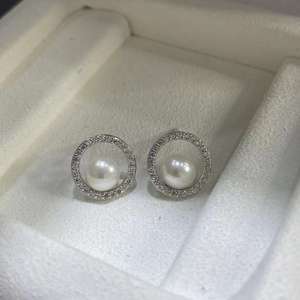 Boucles d'oreilles en perles d'eau douce blanches de 7 à 8 mm avec aiguilles d'oreille Mantou - Brillantes et impeccables - Product Image 2