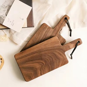 Planche à découper en bois massif de noyer noir, écologique, avec poignée intégrée, cordon en cuir, épaisseur 1,5 cm, passe au lave-vaisselle - Product Image 6