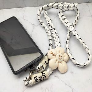Correa de Teléfono Moderna y Duradera, Diseño de Flor de Cinco Pétalos, Trenzada en Nailon y Metal, Mantiene el Teléfono Seguro, Agrega un Toque Divertido al Look Diario - Product Image 5