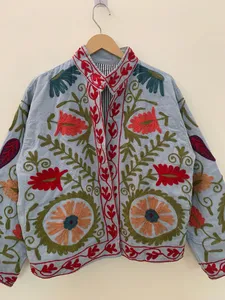 Chaqueta Bordada Suzani de Algodón Azul Claro Hecha a Mano para Mujer, Chaqueta de Invierno Bohemia con Bordado Floral Tradicional Aari - Product Image 6