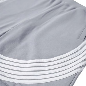 Shorts tricotés gris tendance pour hommes avec bandes latérales blanches, taille mi-haute, fermeture élastique, style décontracté et respirant, fournisseur OEM - Product Image 3