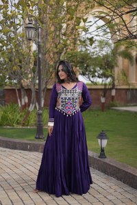 Robes magnifiques pour la Navratri, avec broderies de fils et de miroirs, et dentelle Codi. - Product Image 1