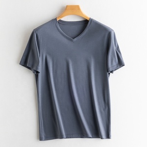 Camiseta de manga corta con cuello en V para hombre, de mezcla de algodón de alta calidad, 240 g/m², lujosa, premium, resistente a las arrugas, informal. - Product Image 4
