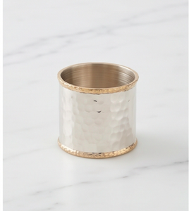 Anillo para Servilletas de Metal Plateado Martillado con Detalles en Oro, Accesorio Moderno para Decoración de Mesa y Uso en Bodas - Product Image 1