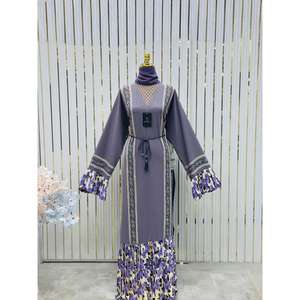 Abaya Moderna con Adornos Florales y Cinturón de Borlas, Tela Ligera, Ideal para Uso Casual y Festivo, Disponible para la Venta - Product Image 1