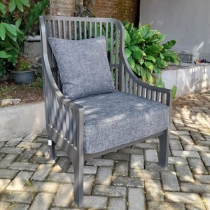 Elegante y Cómoda Silla de Exterior Moderna de Madera de Teca Maciza con Listones para Uso en Villas, Cojín Gris Oscuro - Product Image 1