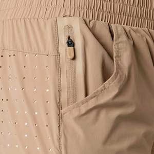 กางเกงขาสั้นกีฬาผู้ชาย ยืดได้ 4 ทิศทาง แห้งเร็ว สำหรับออกกำลังกาย ผลิตโดยโรงงาน OEM ODM ผ้าตาข่ายระบายอากาศ เหมาะสำหรับวิ่งและเล่นกีฬา - Product Image 3