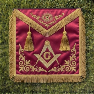 Insignia Masónica de Cuero Rojo Bordada en Oro con Borlas, Compases Cuadrados, Símbolo G y Ojo, para Coser, Personalizada - Product Image 1