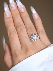 Anillo de Diamantes Redondos Brillantes en Oro Blanco con Detalles de Diamantes Marquise, Anillo de Compromiso de Inspiración Celestial, Joyería Fina - Product Image 2