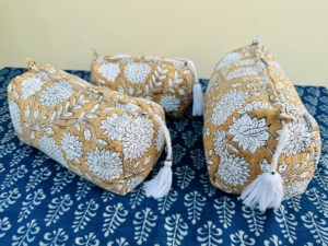 Ensemble de trousses de toilette et de maquillage vintage personnalisables en coton écologique, imprimées à la main, avec 3 grandes pochettes de voyage étanches à fermeture éclair - Product Image 5