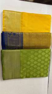 Sari Tradicional de Seda Brocada Amarilla con Bordado Zari y Borde Azul Dorado en Contraste para Uso Festivo - Product Image 4