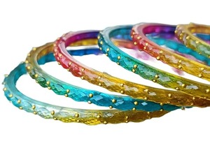 Bracelets en verre multicolores à finition brillante, bijoux élégants et traditionnels pour femmes et occasions festives, en vente - Product Image 4