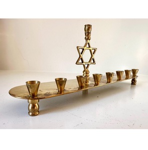 Chandelier vintage en laiton à base longue, décoratif pour Hanouka, pièce maîtresse de table, accent de maison classique et unique - Product Image 1
