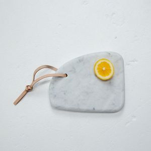 Planche à découper en marbre artisanale, fabriquée en pierre naturelle, pour accessoires de cuisine haut de gamme et cuisine maison - Product Image 2