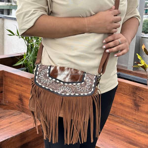 กระเป๋าสะพายไหล่ลายดอกไม้หนังกลับประดับด้วยเครื่องมือทำมือใหม่ - Product Image 2