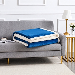Couverture Sherpa unie bleue en polaire et flanelle, couverture tricotée personnalisée pour la maison et les voyages - Product Image 3