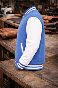 Chaqueta Varsity para Hombre con Bloques de Color, Mangas Blancas, Cuerpo Azul, Cuello a Rayas, Estilo Deportivo de Béisbol - Product Image 3