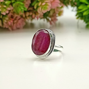 แหวนพลอยทับทิมสีชมพูธรรมชาติคลาสสิก หินประจำเดือนกรกฎาคม เงินแท้ 925 ทรงรี ประดับขอบแบบ Bezel สำหรับงานหมั้นและงานแต่งงาน - Product Image 1