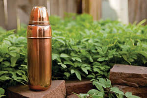 Botella de agua artesanal de cobre con diseño floral esmaltado multicolor y belleza atemporal para uso doméstico e hidratación consciente - Product Image 6