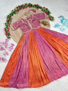 ชุดเดรสยาวแบบ Anarkali สีส้มอมม่วงสำหรับผู้หญิง คุณภาพส่งออก ผ้าไหมปักลาย แต่งงานแบบดั้งเดิม - Product Image 5