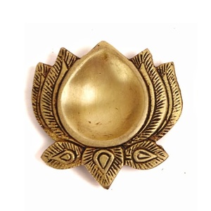 Diya suspendu en laiton pur, style Art déco, en forme de fleur |   Léger 2,5 pouces pour Diwali et mariage - Product Image 1