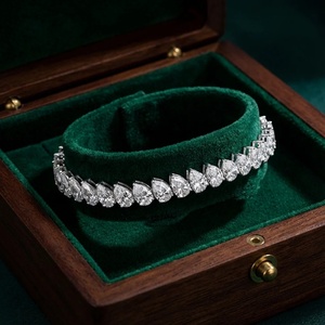 Bracelet en diamant de tennis en forme de poire inclinée - Or 9k, 14k, 18k - Product Image 1