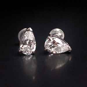 Pendientes de Plata de Ley con Topacio Blanco en Forma de Pera, Piedra de Nacimiento, Estilo Simple y Minimalista, Regalo para Mujer - Product Image 1