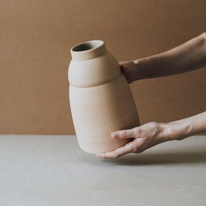 Vase de table artisanal de forme irrégulière, style nordique européen, pour hôtels, collection 2026, par Universal Overseas - Product Image 4