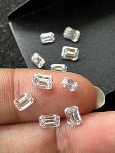 เพชรเม็ดเล็กเจียระไนแบบ Emerald Cut คุณภาพเยี่ยม ผลิตในห้องปฏิบัติการ ได้รับการรับรองจาก IGI แบบ CVD HPHT สำหรับทำเครื่องประดับ - Product Image 2
