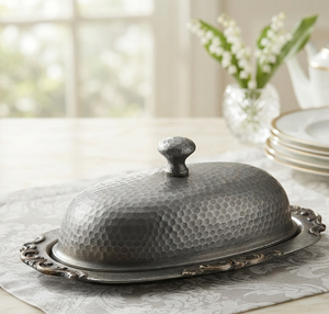 Vaisselle : Plat à beurre et à fromage martelé pour un rangement pratique sur la table et dans la cuisine - Product Image 1